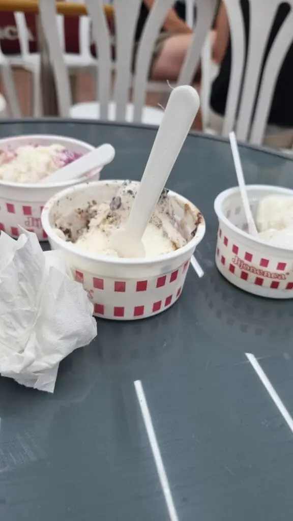 Tarrinas de helado Jijonenca con toppings sobre una mesa