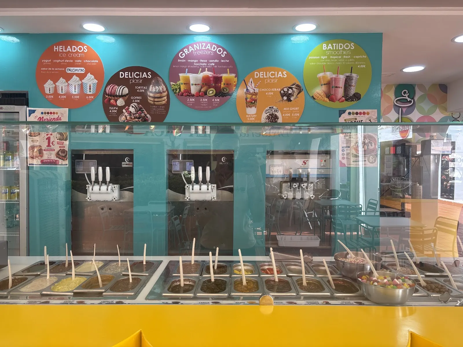 Vitrina de sabores y máquinas de yogur helado en Ghurts