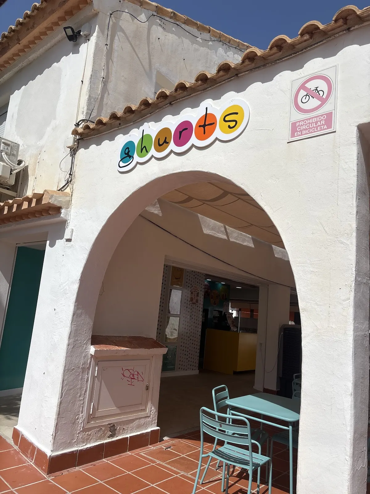Entrada con el rótulo Ghurts bajo un arco en el Zoco Alcazaba de La Manga