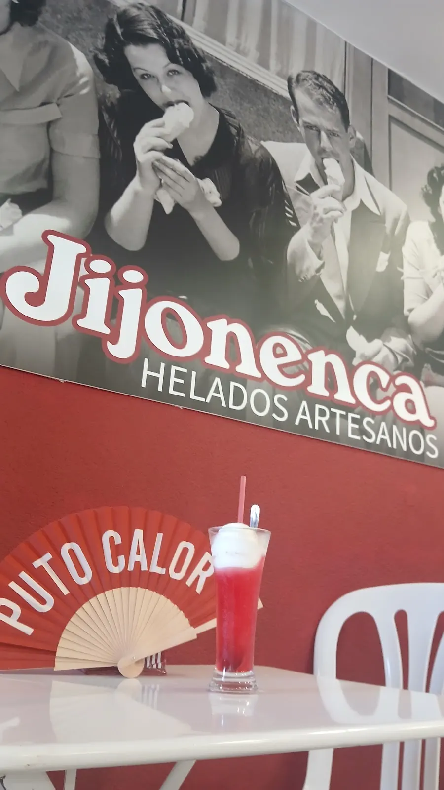 Rótulo y mesa de terraza de Jijonenca, helados artesanos