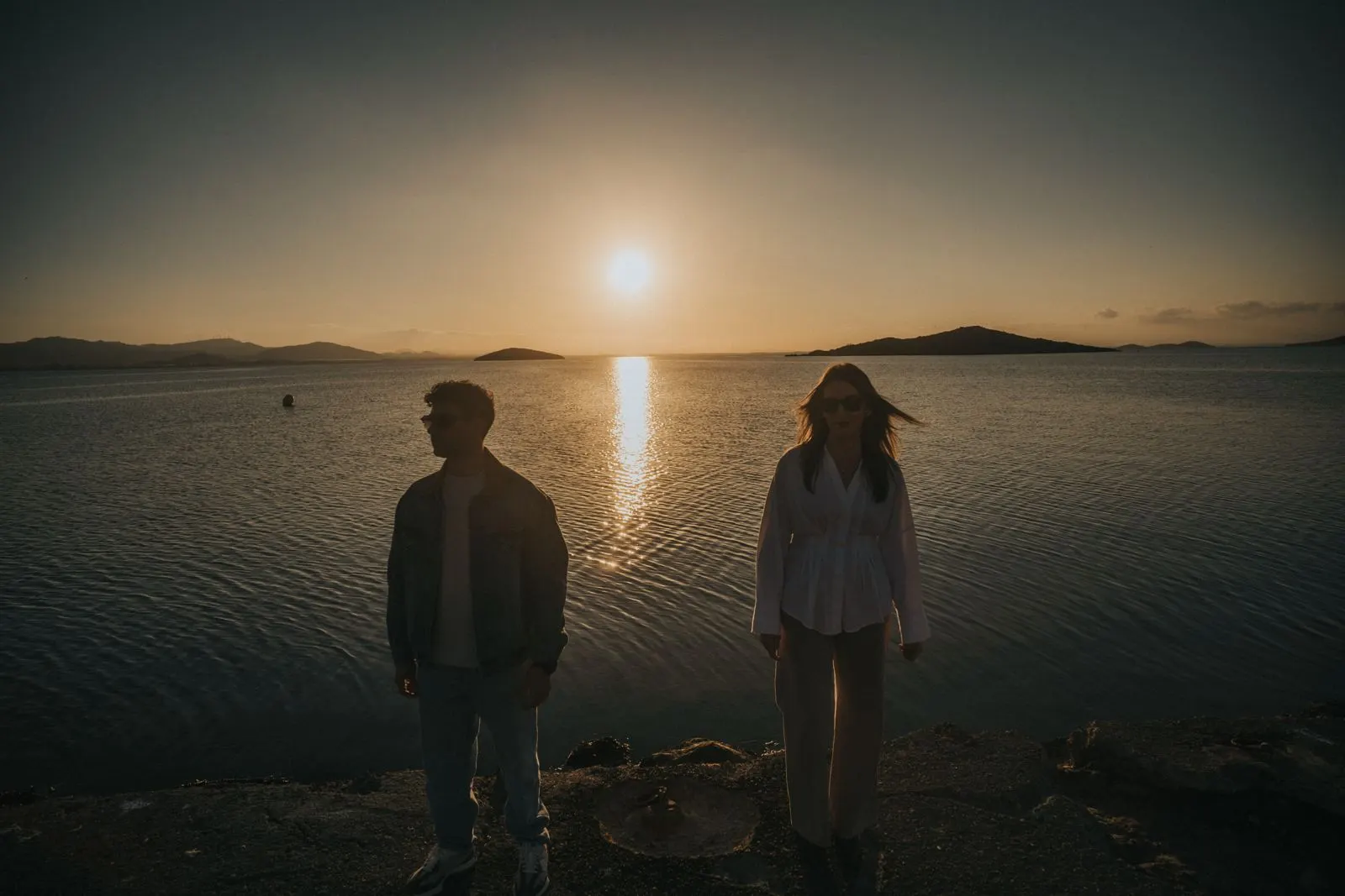 Silueta de una pareja a contraluz frente al Mar Menor al atardecer, fotografía de José Espinosa