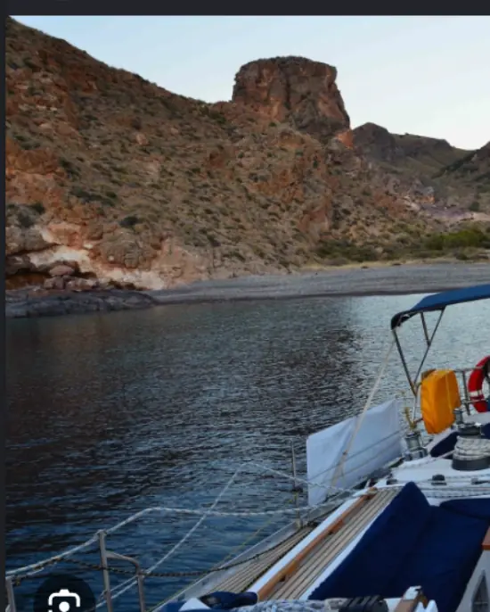Vista desde un barco de Kalima Charter navegando junto a la costa