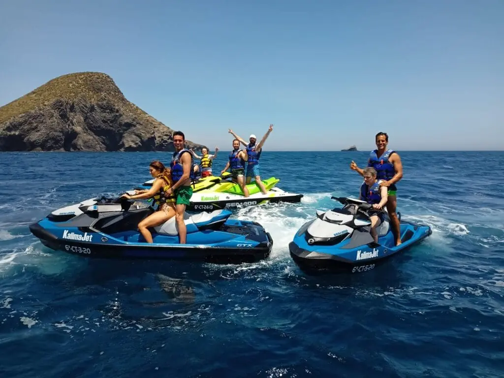 Grupo en motos de agua de KalimaJet junto a la Isla Grosa