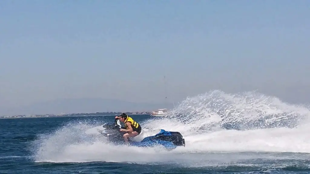 Moto de agua de KalimaJet levantando estela en el Mar Menor