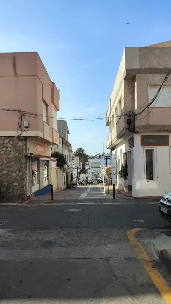 Fachada de Karnataka en el Paseo de la Barra, Cabo de Palos