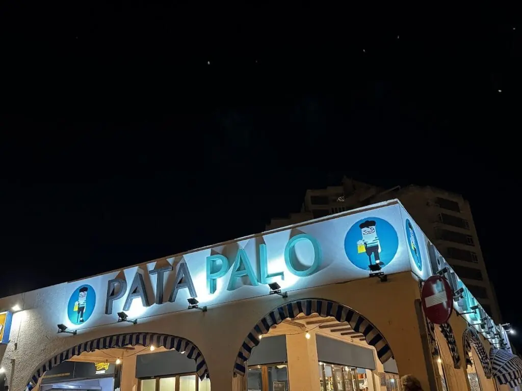 Ke Rico Nico en La Manga del Mar Menor: fachada nocturna