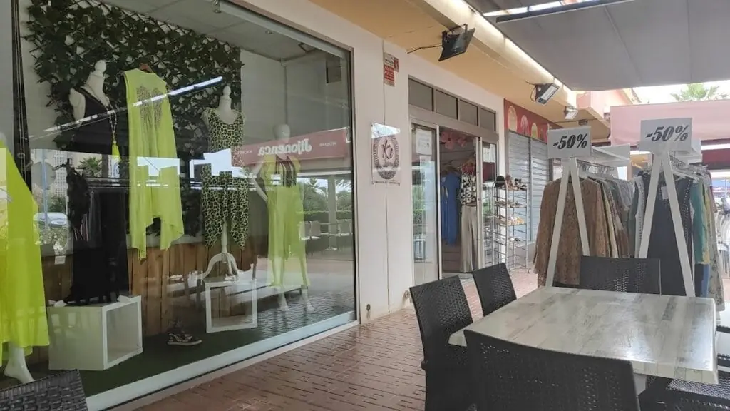 Fachada de Kelokura en Plaza Bohemia, La Manga