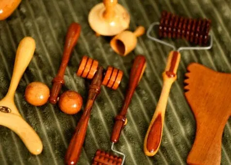 Utensilios de madera para masaje tradicional en Kerala Experience