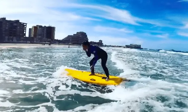 Windsurfista surcando una ola con tabla de Kitecenter