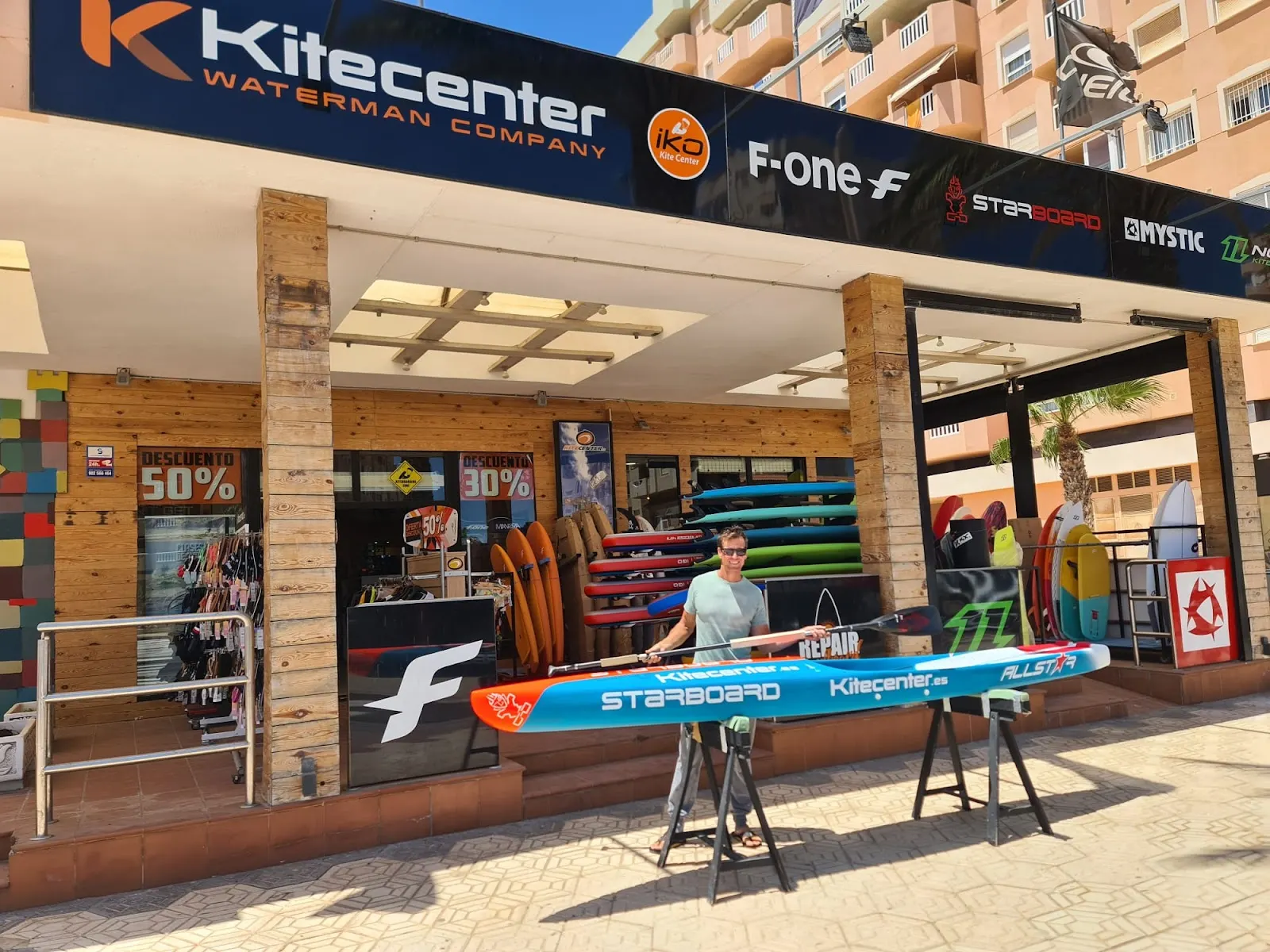Fachada y escaparate de la tienda Kitecenter con tablas expuestas