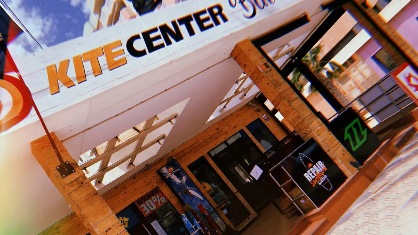 Interior de la tienda Kitecenter con material de windsurf y kite