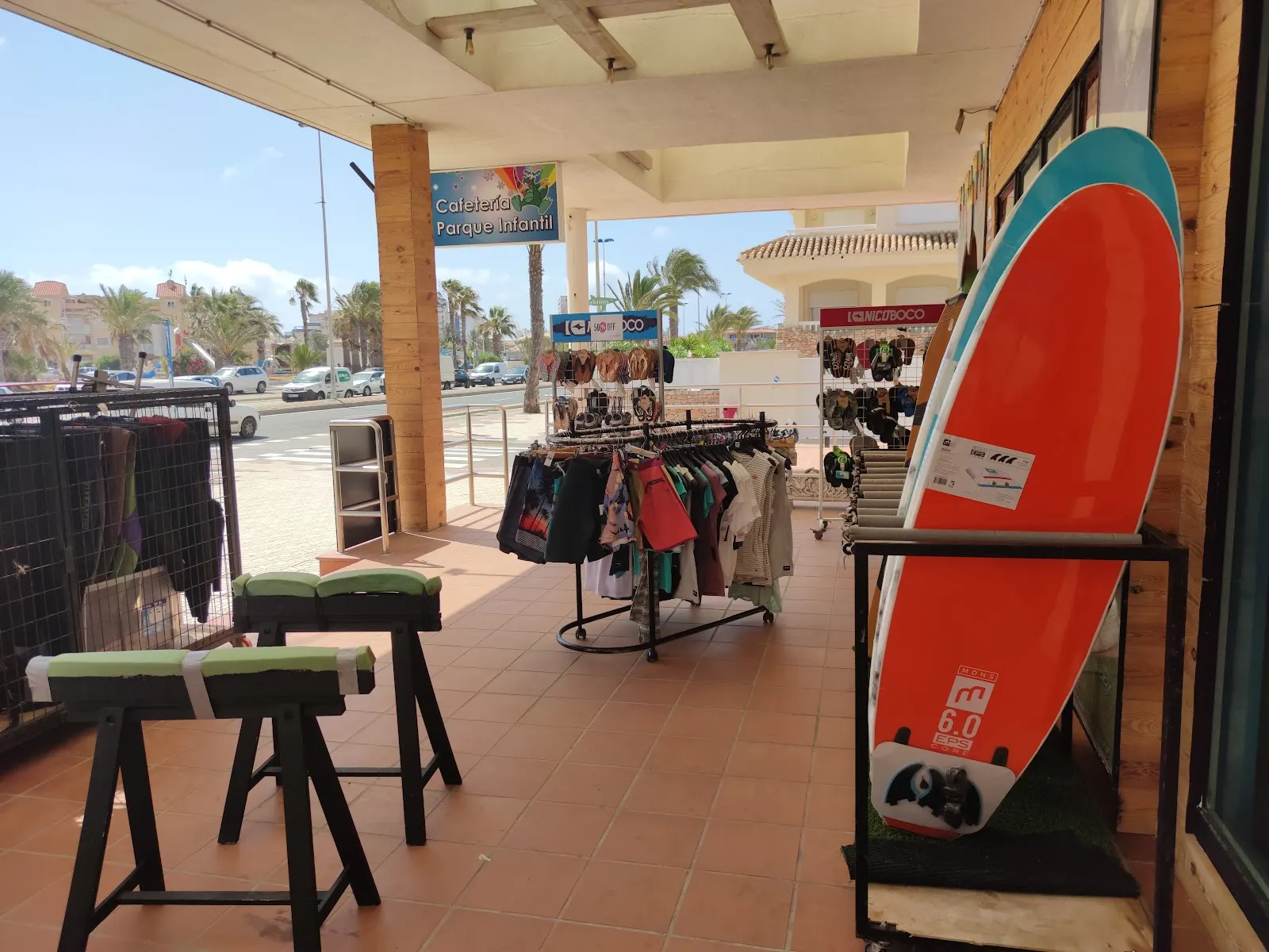Zona de exposición de tablas de surf de Kitecenter