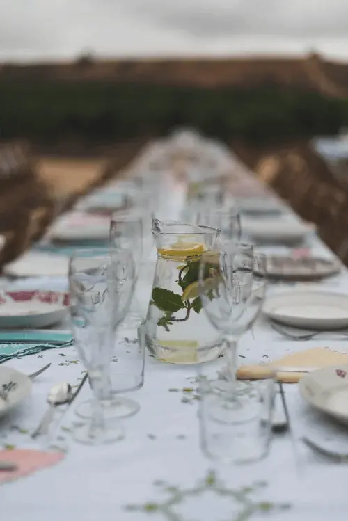 Mesa larga preparada para una cena pop-up de La Birdie Catering junto al Mar Menor