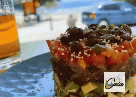 Plato de cocina mediterránea en La Cala del Pino