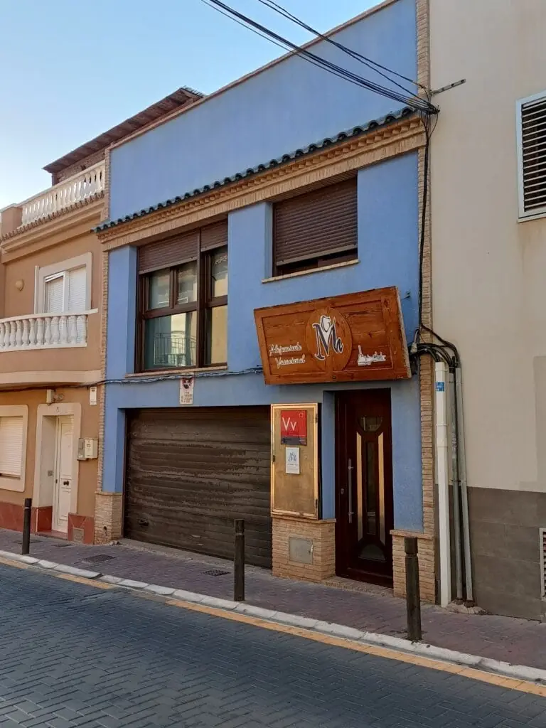 Fachada azul de La Casita Azul en la Calle Marín, Cabo de Palos