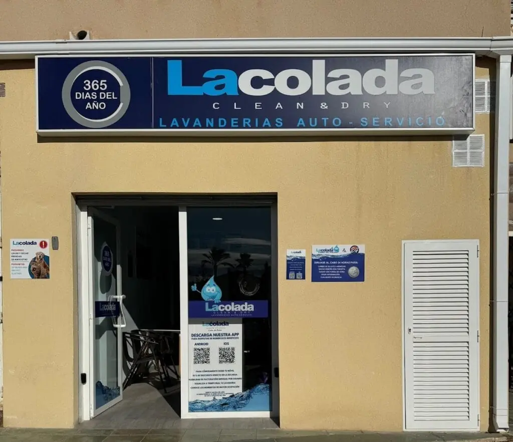 Fachada y entrada de La Colada, lavandería autoservicio en Cabo de Palos