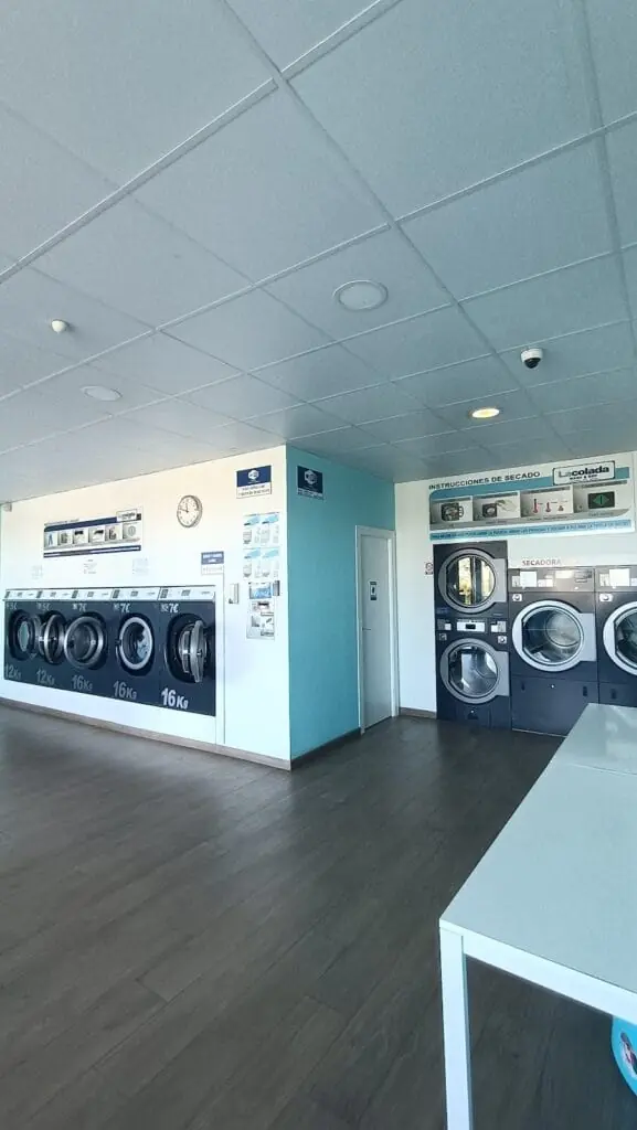 Interior de la lavandería La Colada, Los Belones