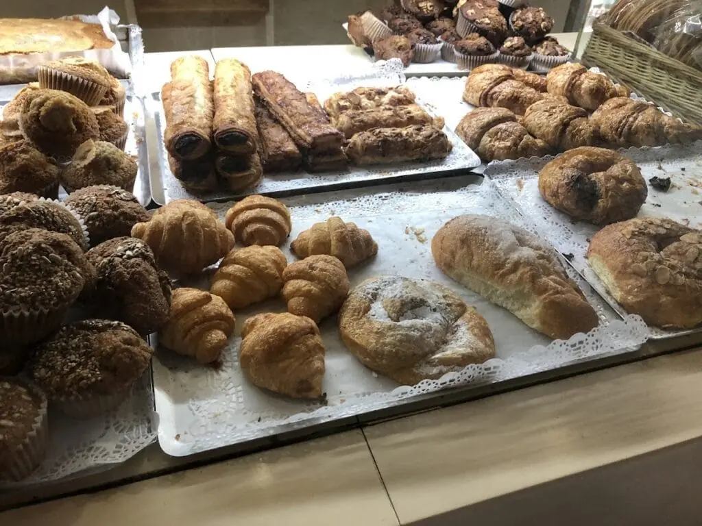 Bandeja de bollería y croissants en La Colegiala