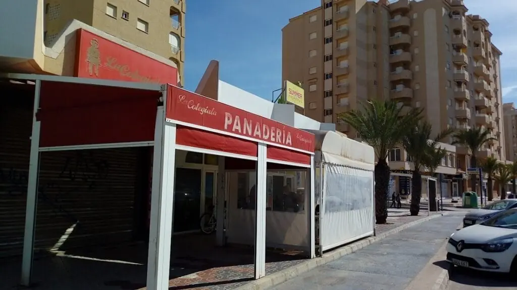 Fachada de la panadería La Colegiala en la Gran Vía de La Manga