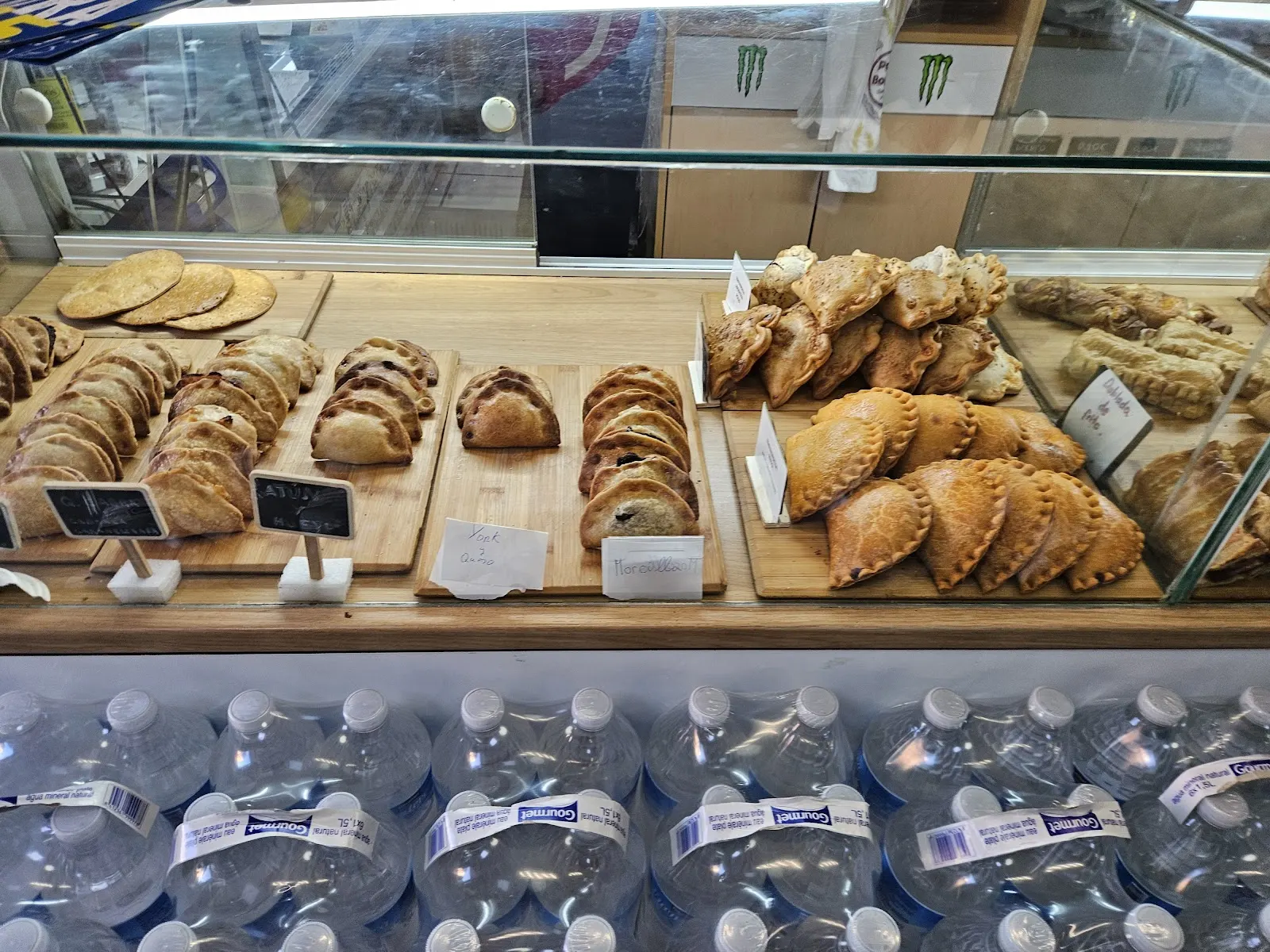 Vitrina de empanadas y pastas de La Colegiala