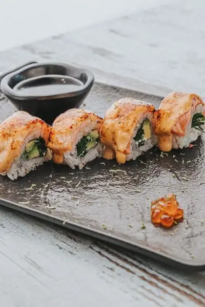 Plato de uramaki en La Cornamusa, La Manga