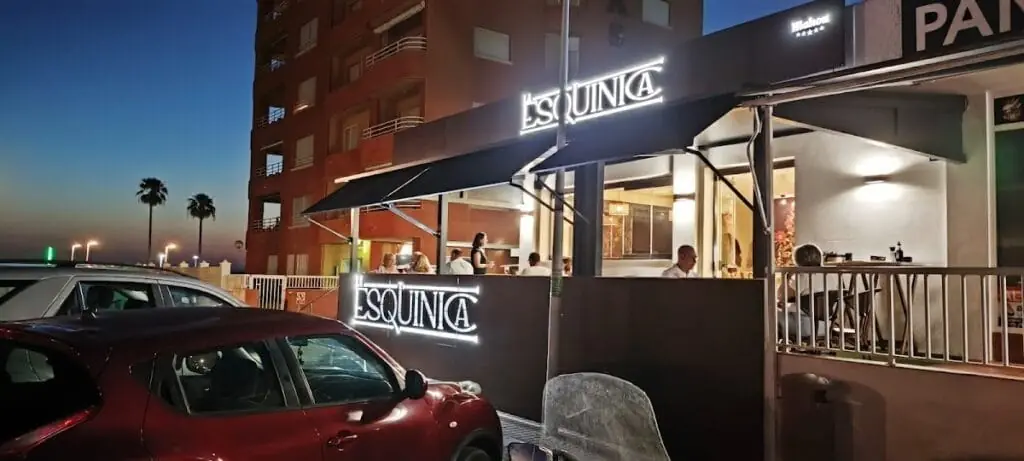 Fachada iluminada de La Esquinica de noche, Plaza del Cavanna, La Manga