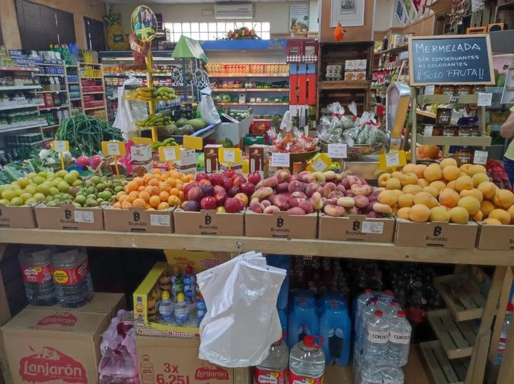 Interior de La Frutería, km 4 de la Gran Vía