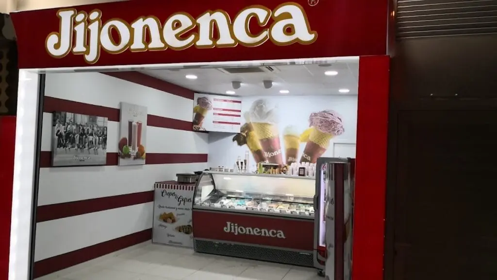 Fachada de la heladería La Jijonenca, con el escaparate de helados artesanales