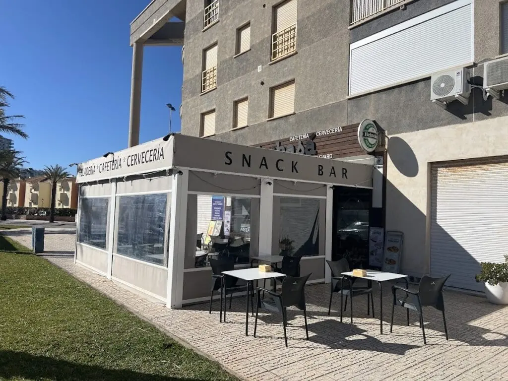 Fachada de La Kovbasá, cafetería-snackbar en el Olimpia Center, La Manga