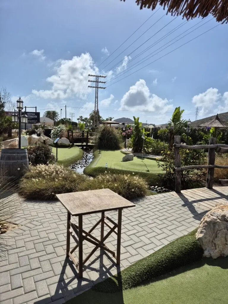Entrada del campo de minigolf La Manga Adventure Golf en Caserío Atalaya, Cabo de Palos