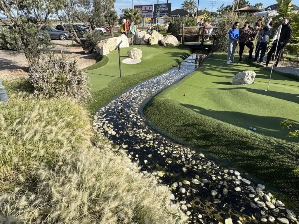 Hoyo de minigolf con obstaculos en La Manga Adventure Golf