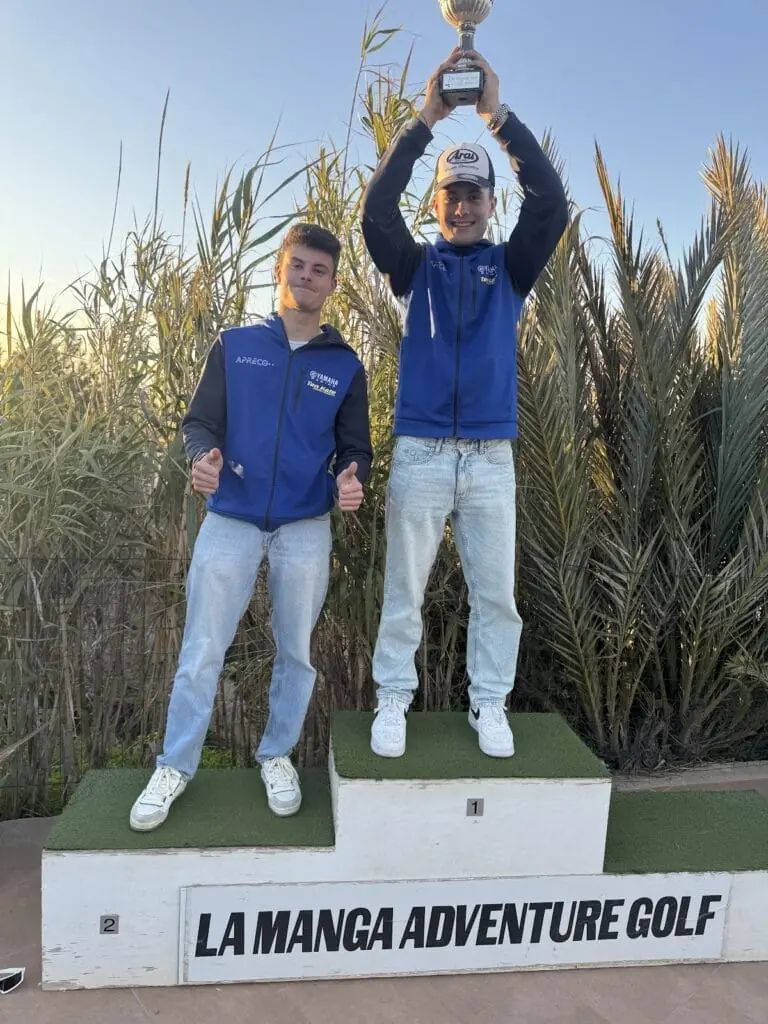 Zona de juego iluminada del minigolf La Manga Adventure Golf