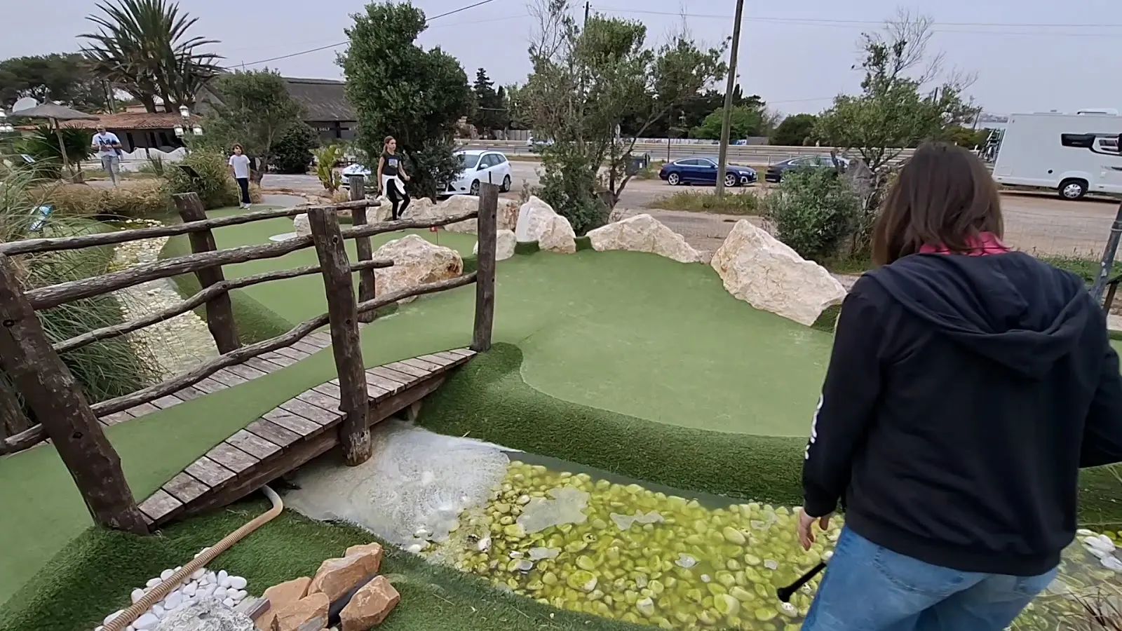 Familia jugando al minigolf en La Manga Adventure Golf