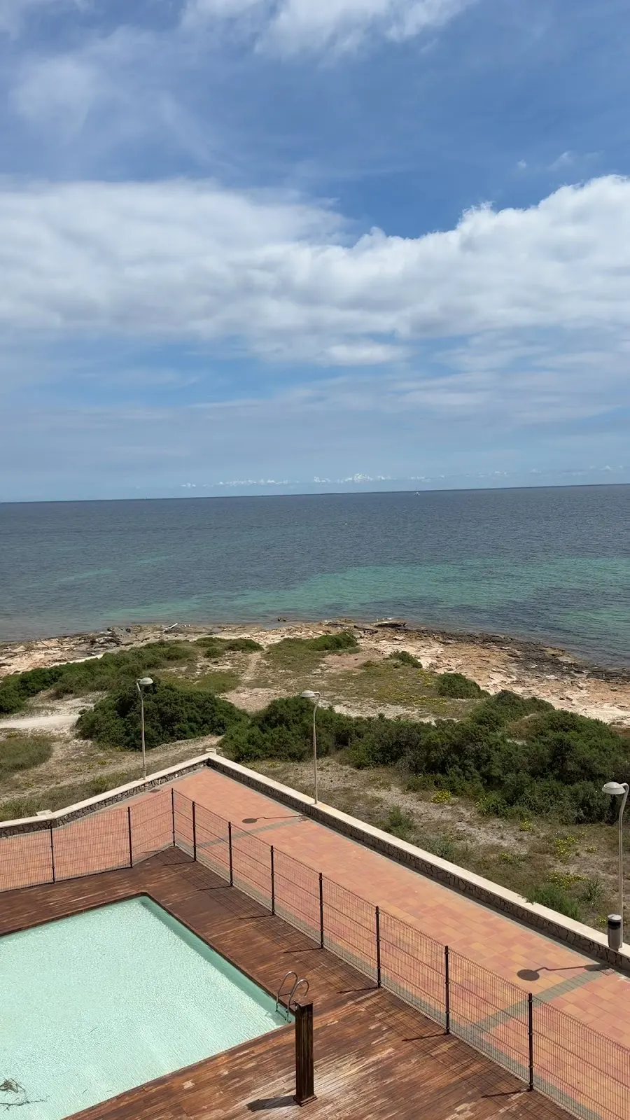Vistas al mar desde la terraza del apartamento sobre la piscina y las dunas