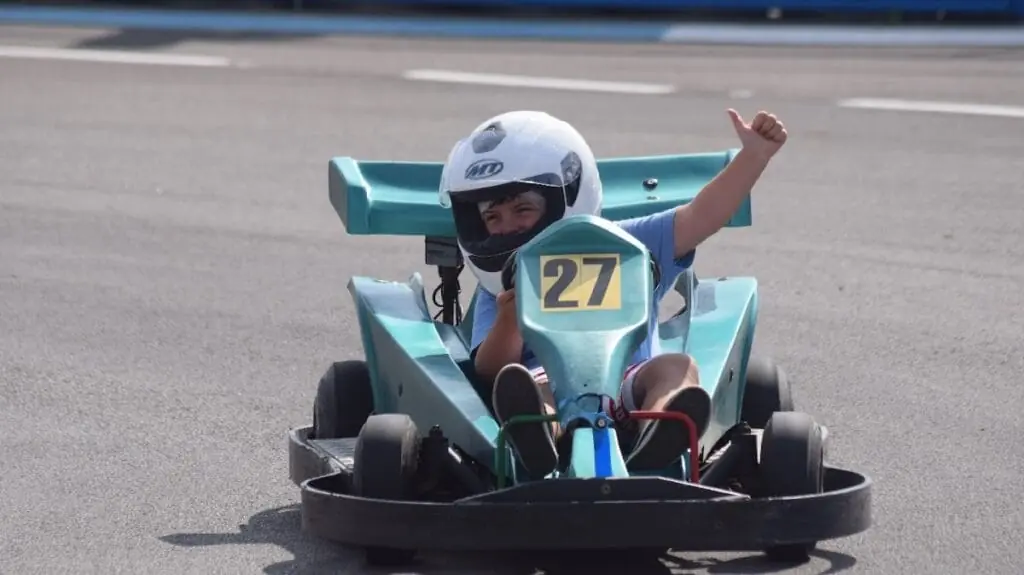 Niño con casco conduciendo un kart en el circuito de La Manga Gokart, en Cabo de Palos