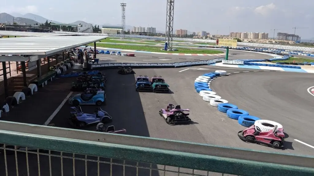 Vista aérea del circuito y los karts aparcados en La Manga Gokart