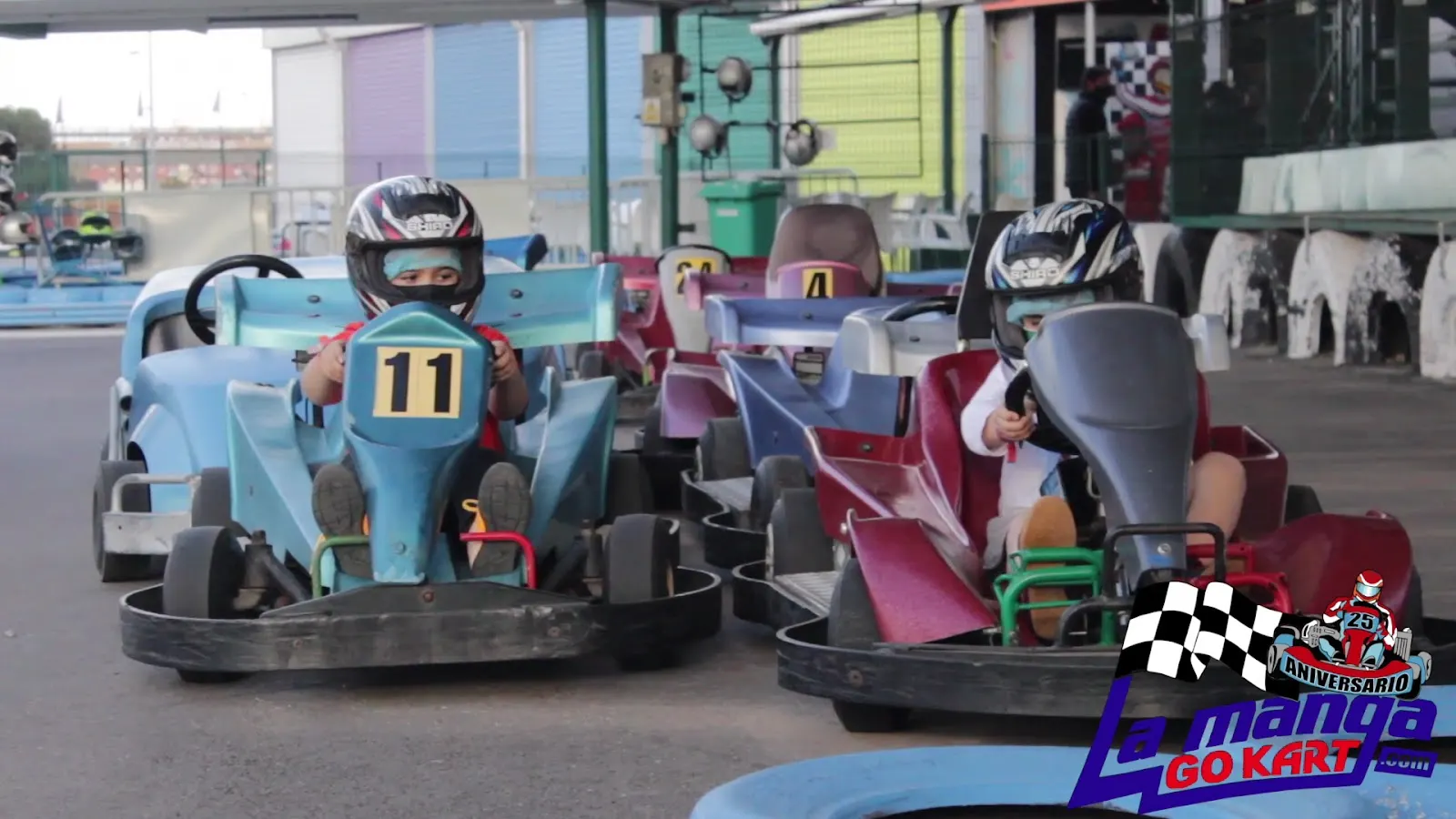 Salida de dos karts infantiles en la parrilla de La Manga Gokart