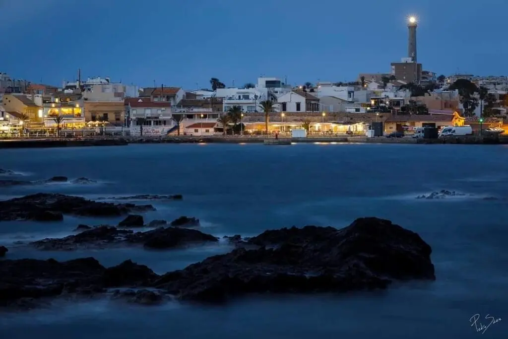 Vista nocturna del paseo marítimo y el faro de Cabo de Palos