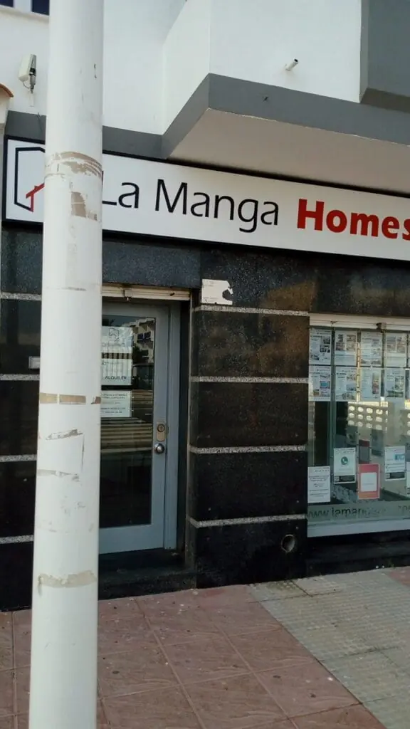 Rótulo de La Manga Homes en la fachada de su oficina inmobiliaria