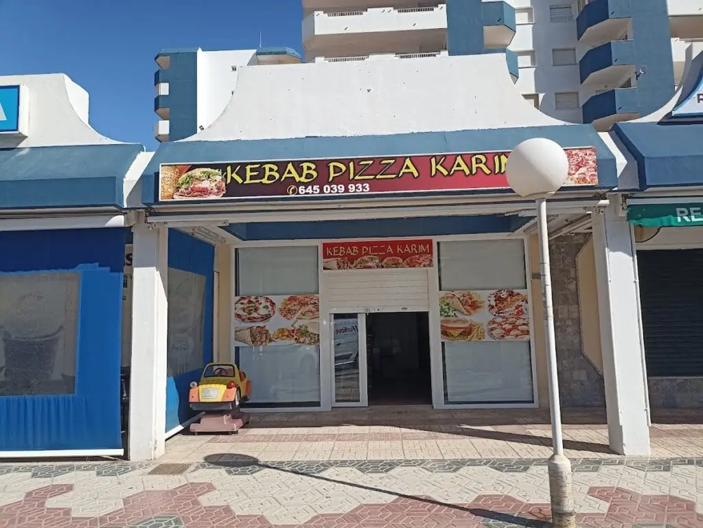 Fachada de La Manga Kebab y Pizzería en Urbanización Las Sirenas