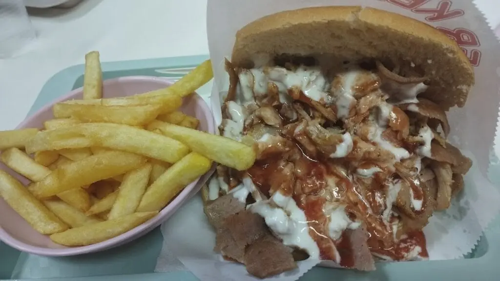 Kebab servido en La Manga Kebab y Pizzería