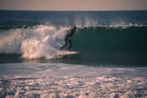 Alumnos practicando surf con La Manga Surf School