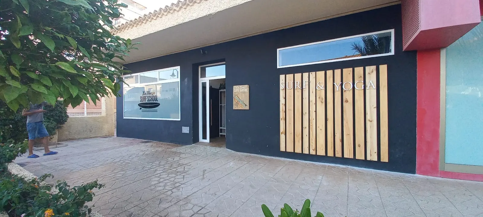 Sala de yoga aéreo de La Manga Surf School en Plaza Bohemia