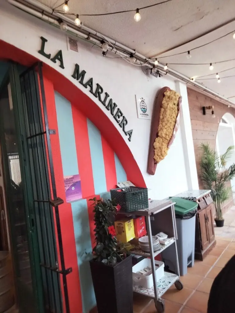 Fachada de La Marinerita en Plaza Virgen del Mar, Cabo de Palos