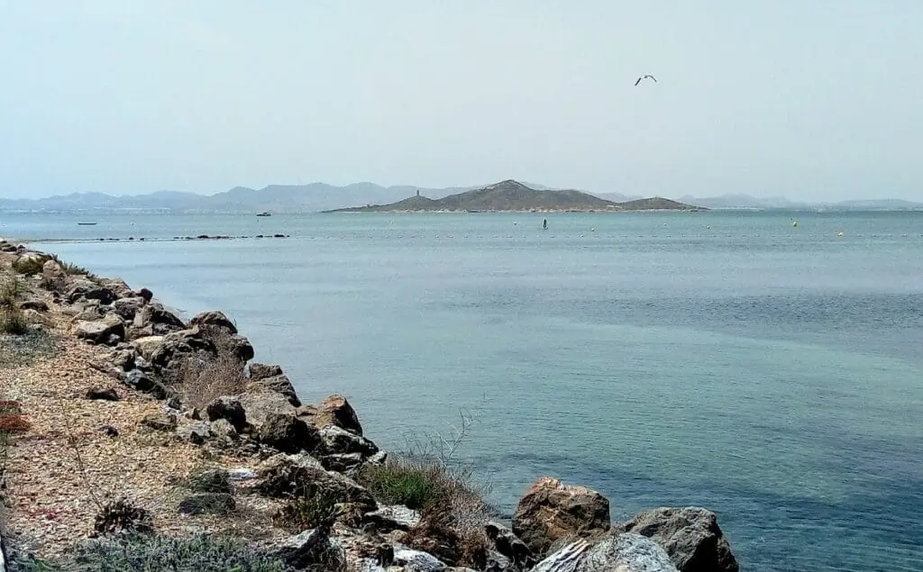 Entorno de rocas junto a La Piedra del Fauno en el Mar Menor