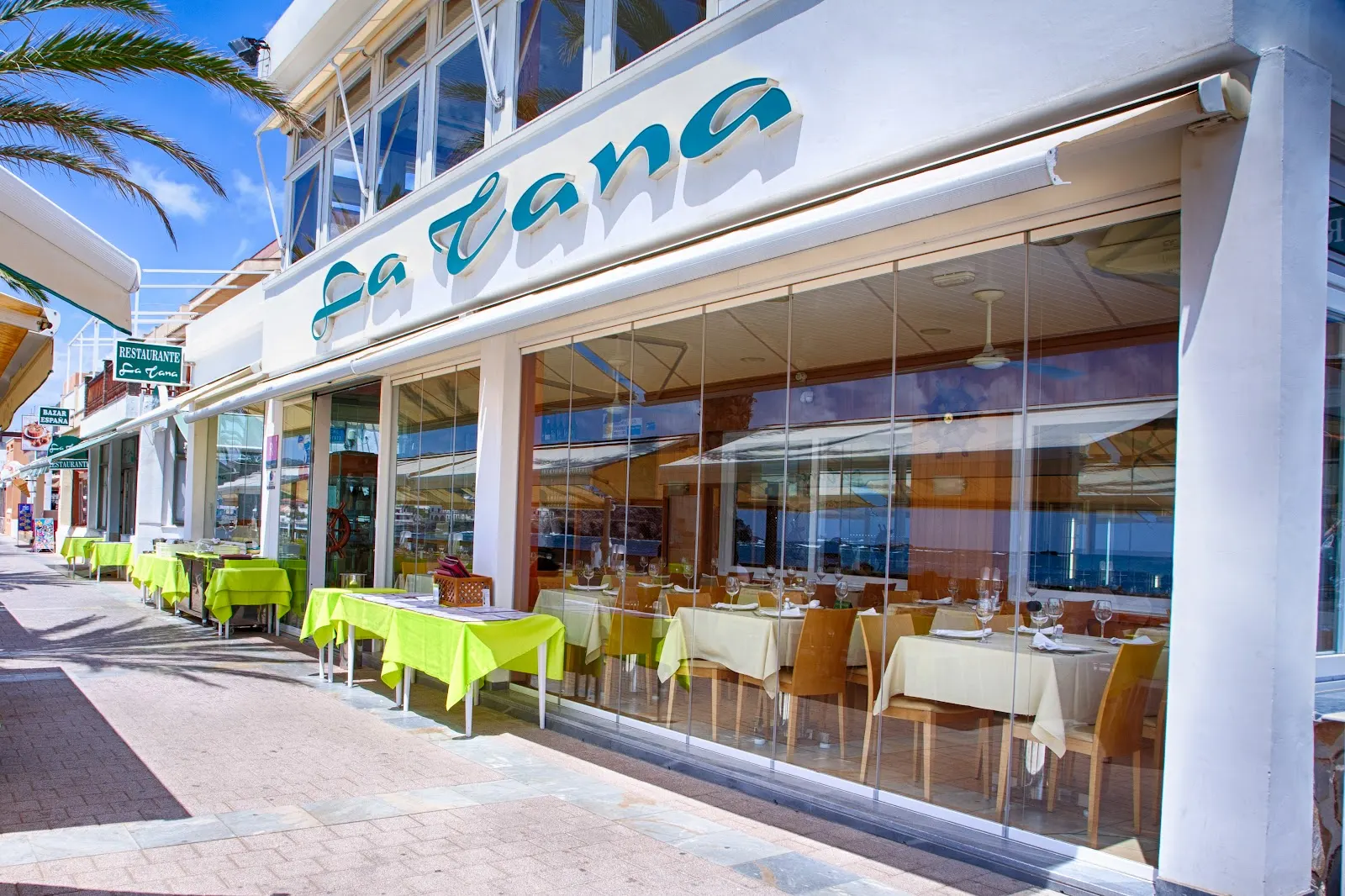 Fachada de Restaurante La Tana en el Paseo del Faro