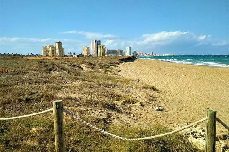 Playa natural de Las Amoladeras en La Manga del Mar Menor