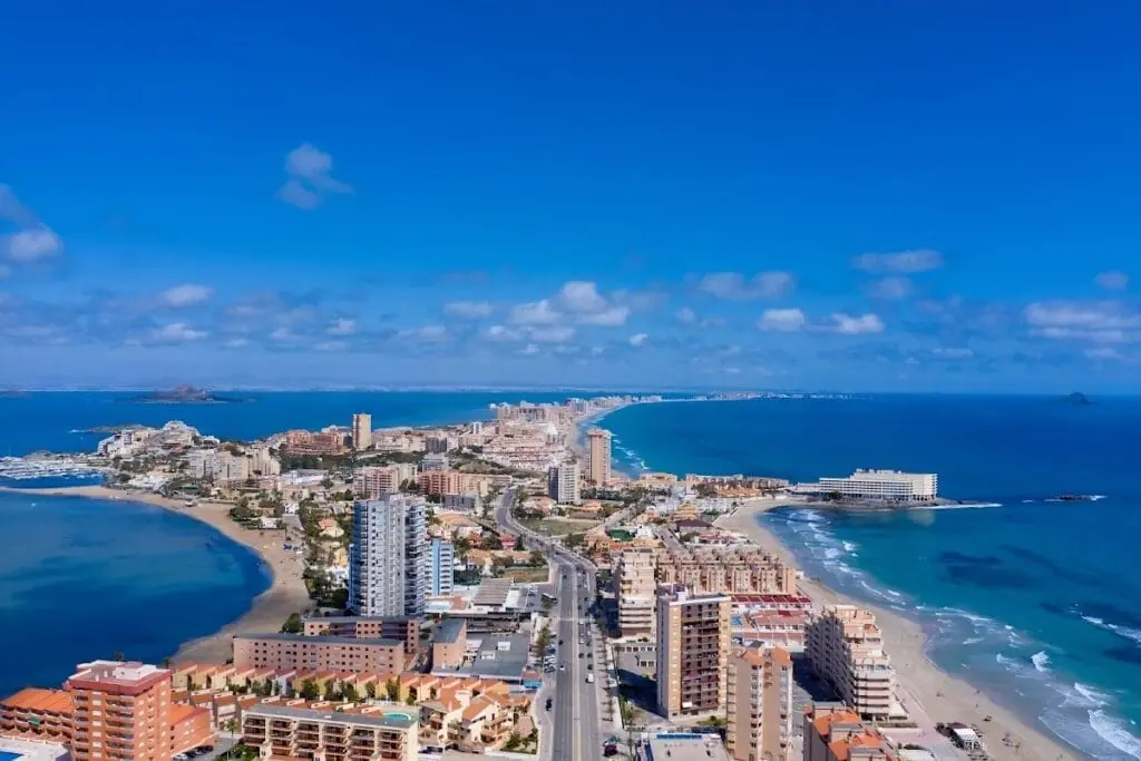 Vista aérea de La Manga del Mar Menor, zona donde se ubica Las Gaviotas Hotel