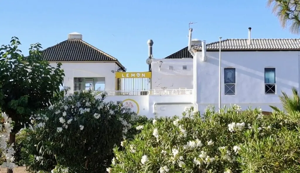 Fachada de Lemon, pub cerca del Centro Comercial Las Dunas, Cabo de Palos
