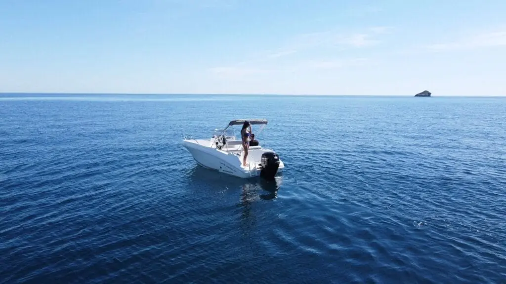 Embarcación de alquiler de Life Aholic en el Puerto Tomás Maestre
